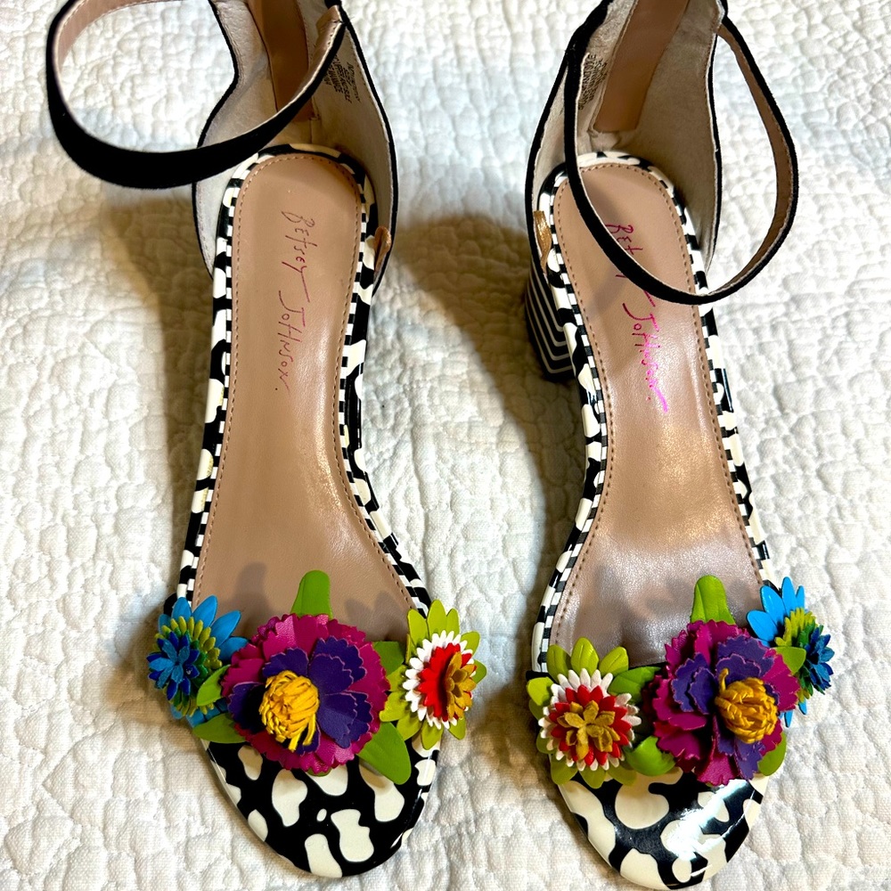 Betsey Johnson Indy 3D floral heeled sandal women's size 8